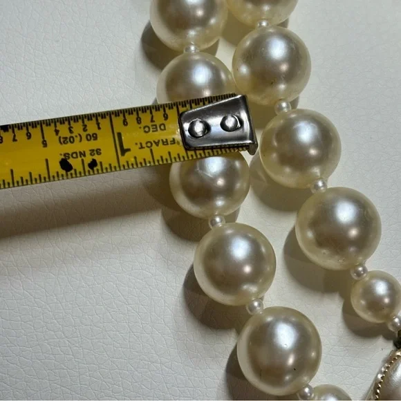 Vintage large faux pearl Hong Kong necklace with hidden clasp - Picture 6 of 7